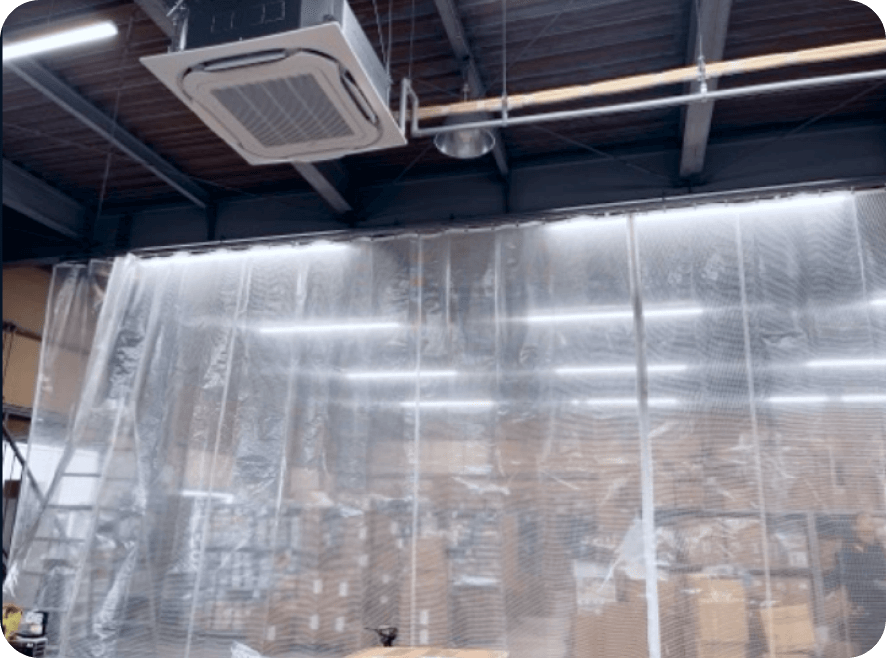 快適な環境で笑顔で働く倉庫の作業員たち