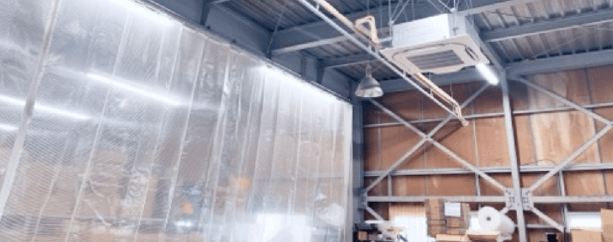 広大な物流倉庫の内部