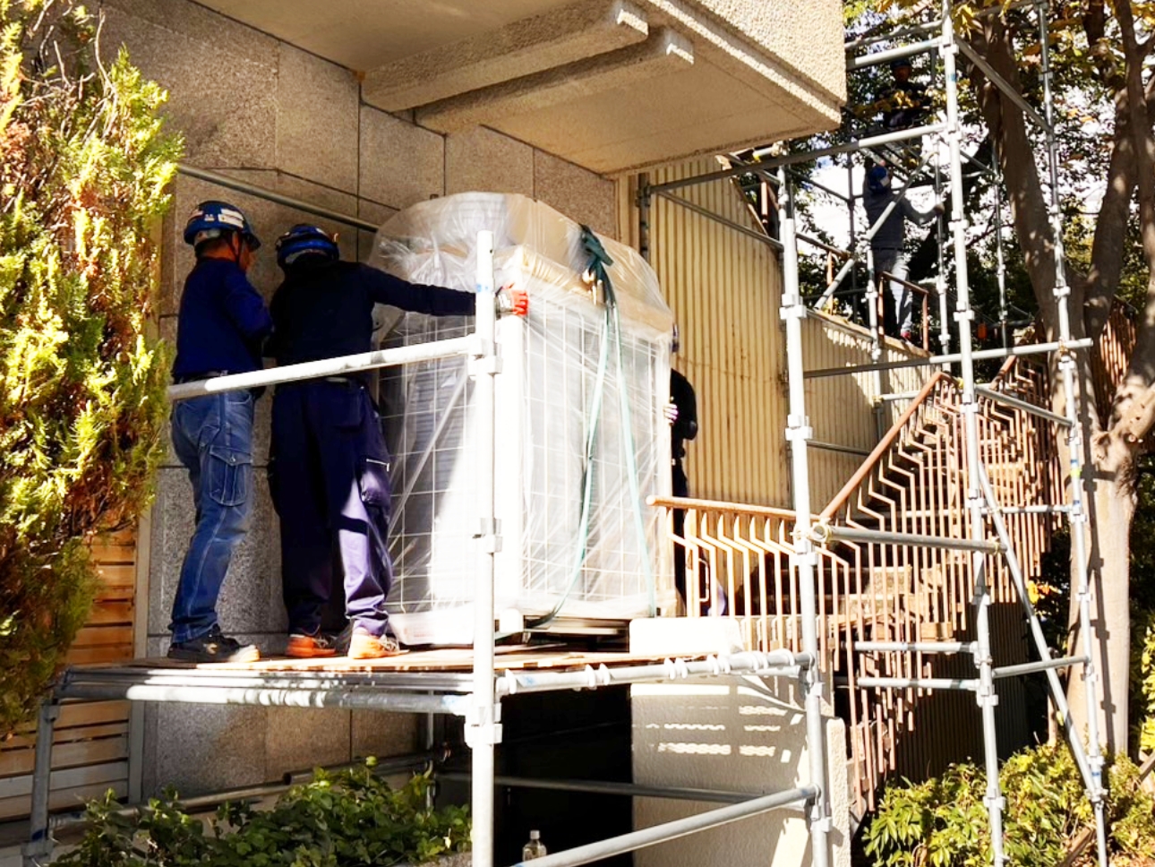 施設用 大型室外機 – 重量物搬入
