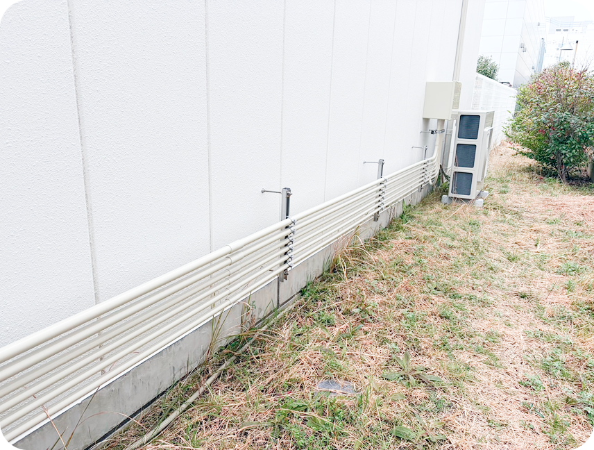 外壁に沿ってきれいに配管された複数の室外機
