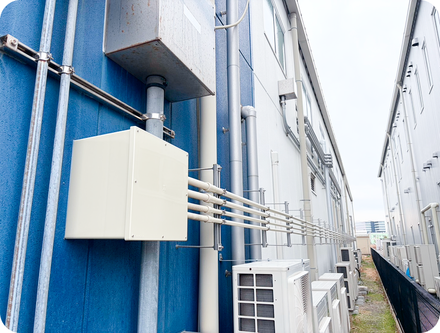 建物の外に並んで設置された多数の室外機
