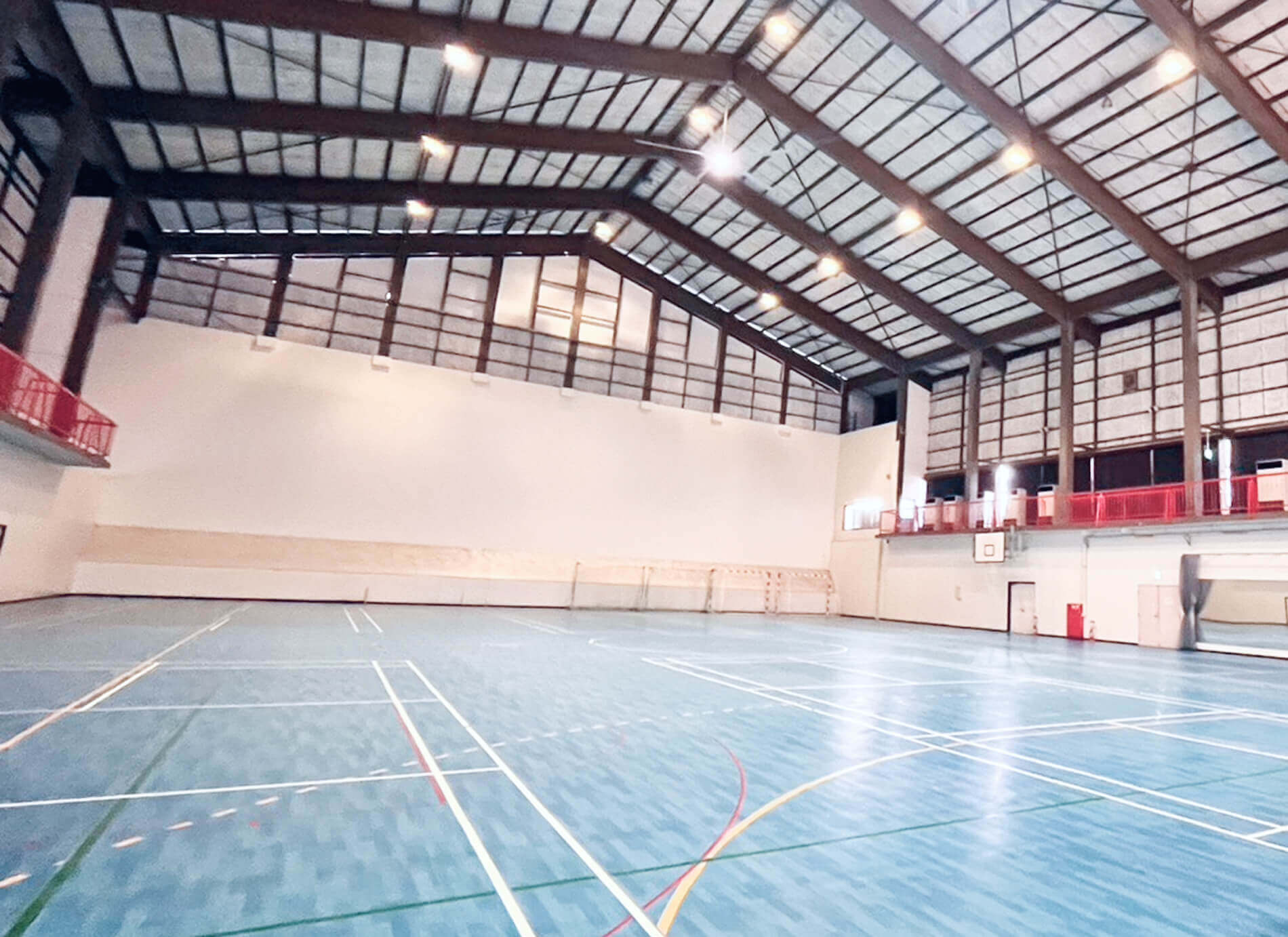 20mの高さを見上げる広大な施設の内観