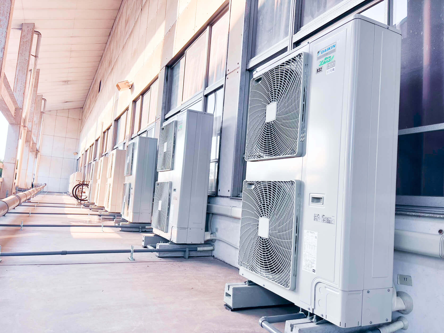 壁面に整然と並ぶダイキン製8馬力床置形エアコン