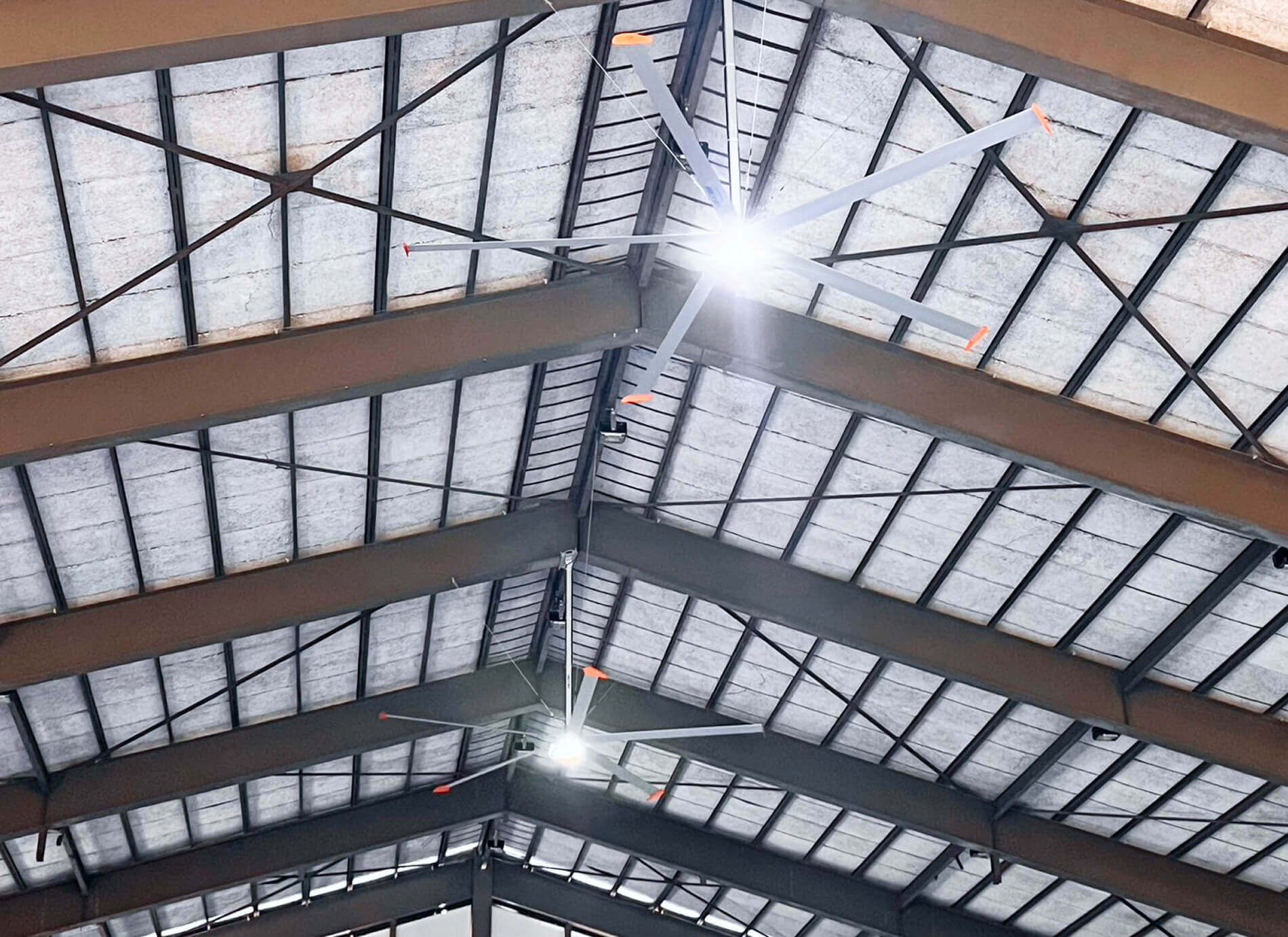 天井に設置された巨大なSDファンの回転する様子