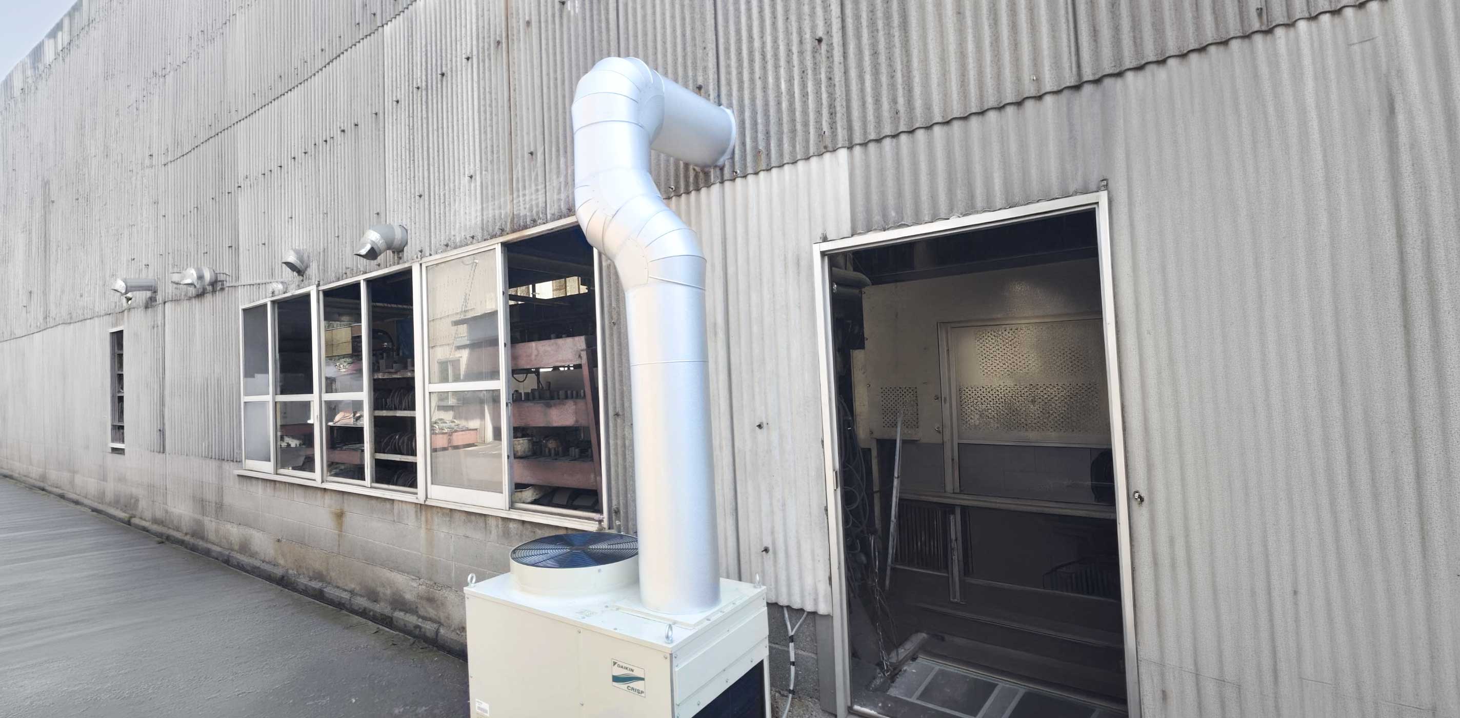 鍛造工場の外に設置した屋外設置型エアコン