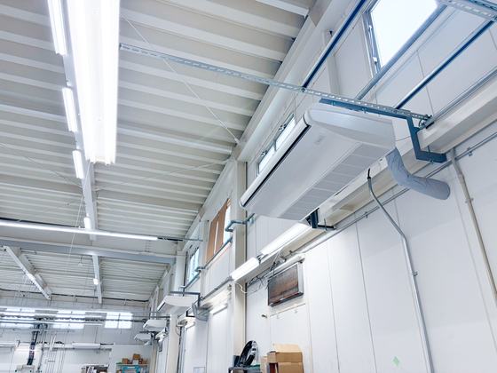 工場の天井に吊り下げ設置された業務用空調機