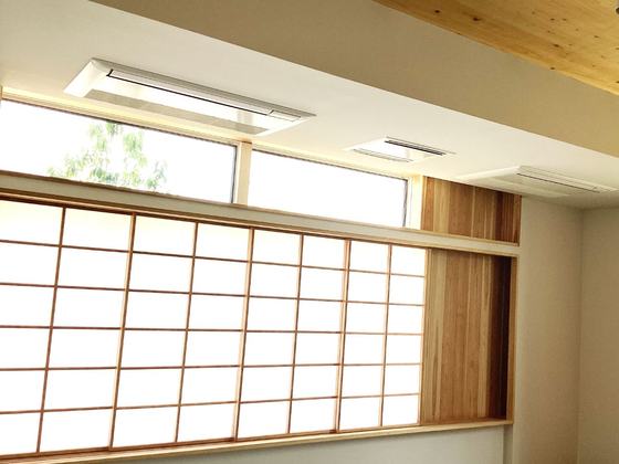 工場に設置された大型のビル用マルチエアコン室外機