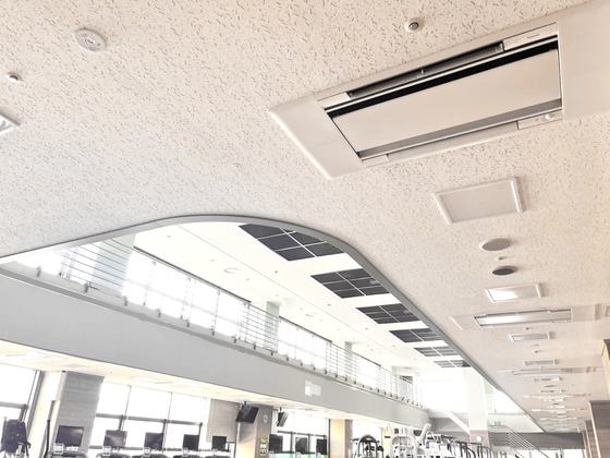 施設の天井に設置された天井カセット形エアコン