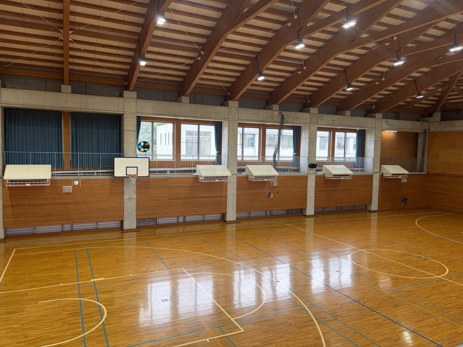 体育館の壁面上部に並ぶ室内機
