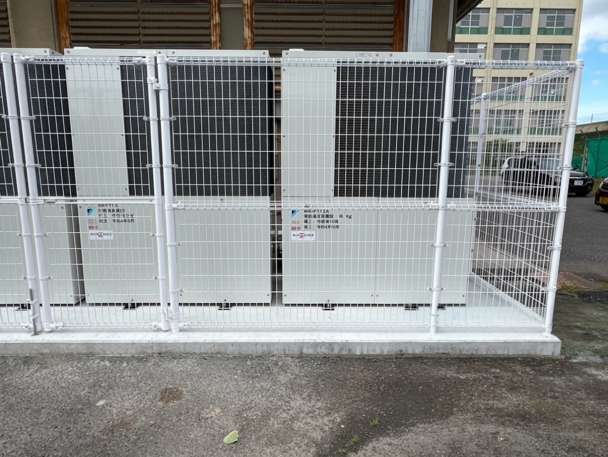 フェンスで囲った屋外のGHP室外機