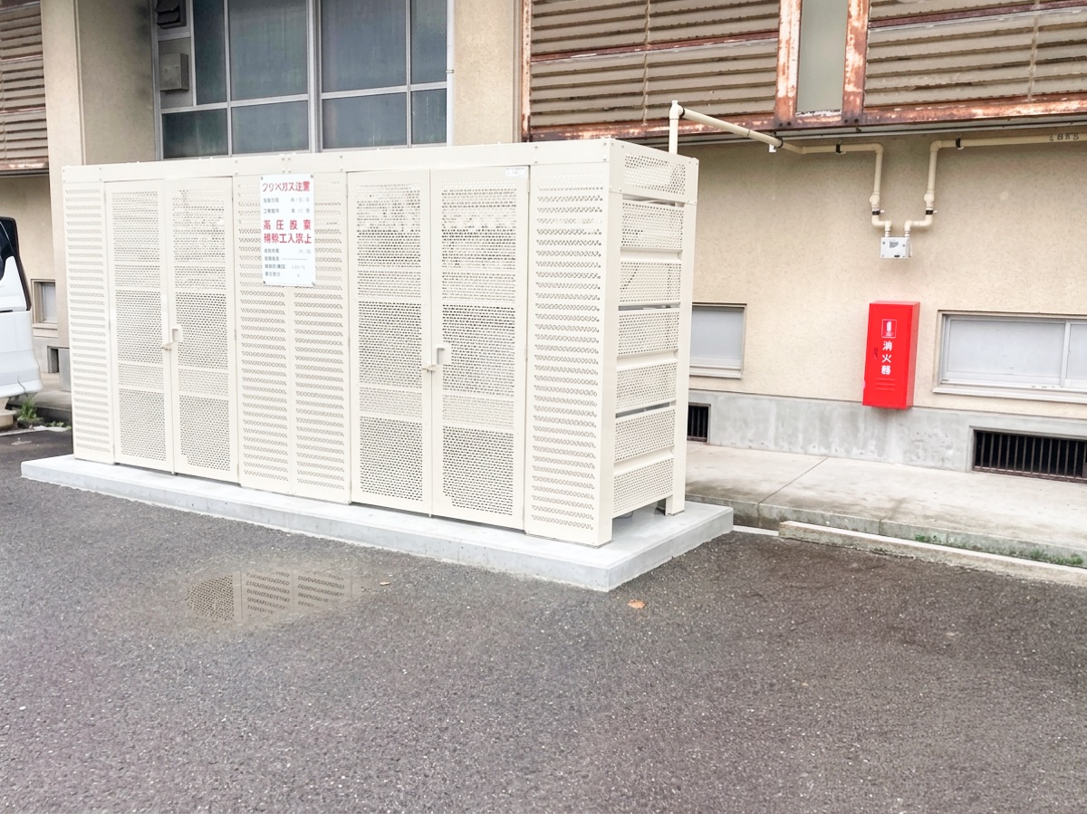 燃料のプロパンガスを収めるボンベ庫