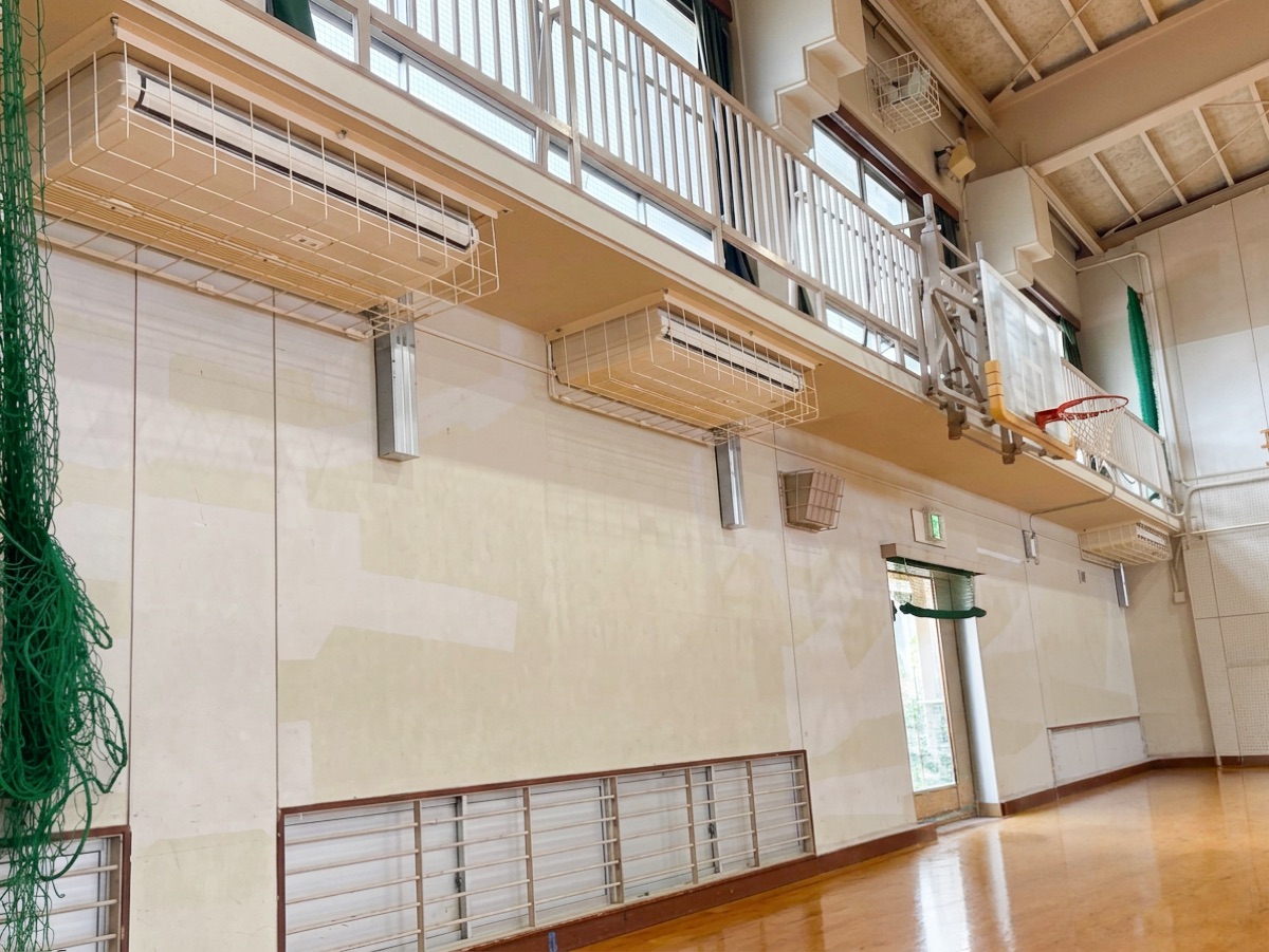 体育館のギャラリー下に並ぶ室内機