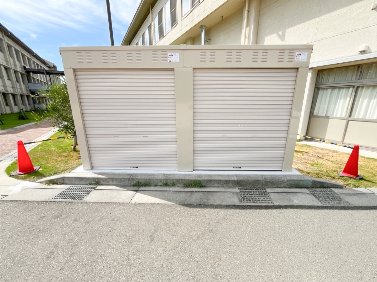 体育館の脇に新設したシャッター付きの設備庫