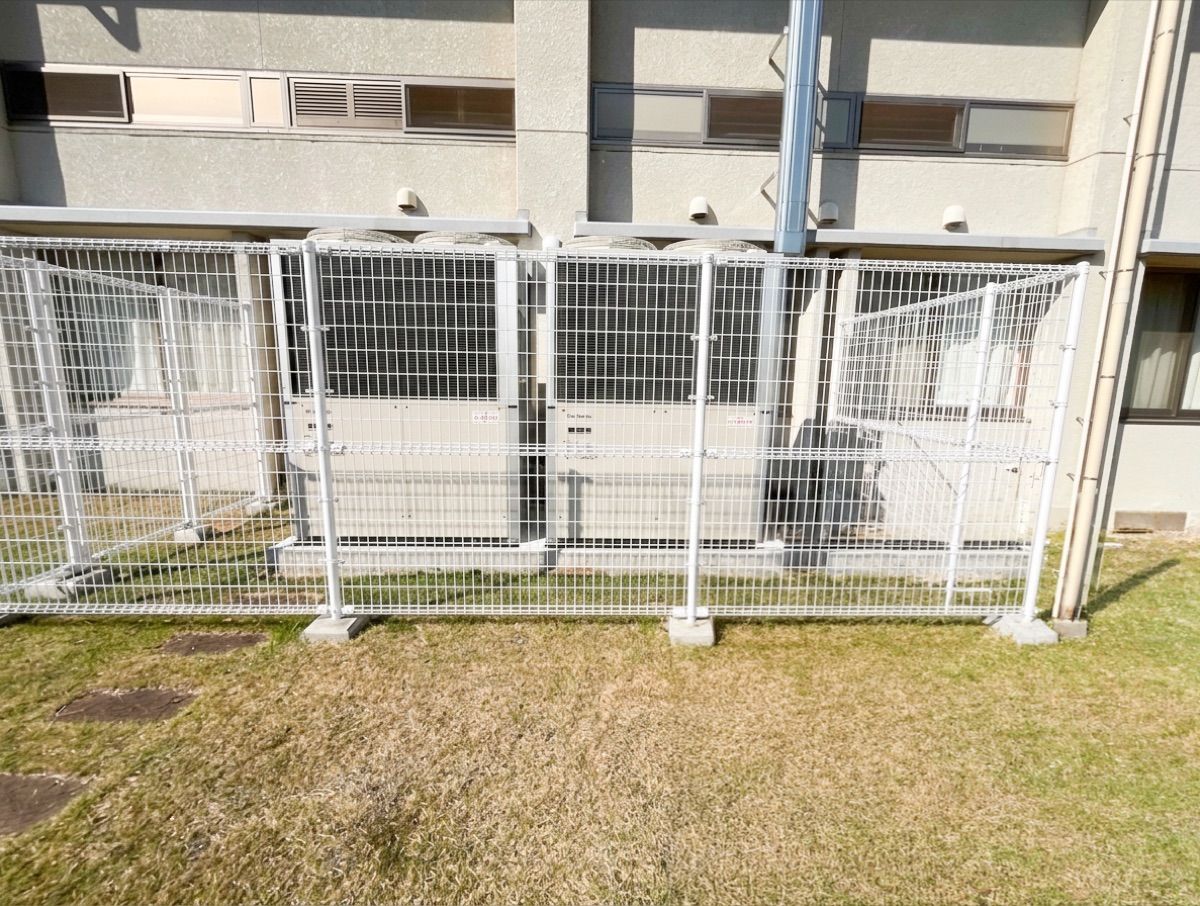 校舎脇にフェンスで囲って設置した室外機