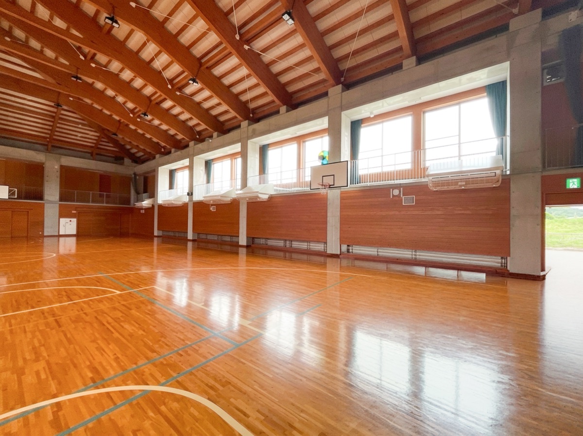 窓の上に室内機を設置した体育館の全景